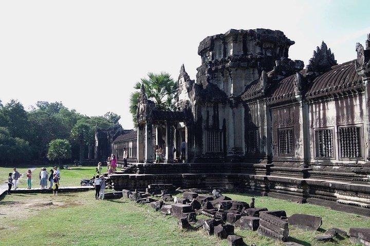 Three major archaeological sites, Angkor Wat Temple, Angkor Thom Temple, Ta Prohm Temple "One-day small turn course"