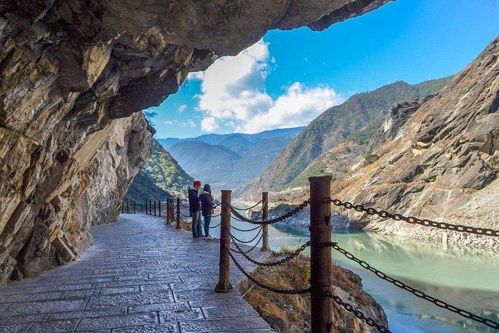 Private Day Tour Tiger Leaping Gorge and Black Dragon Pond from Lijiang