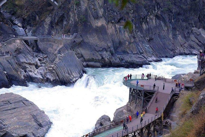 Private Day Tour Tiger Leaping Gorge and Black Dragon Pond from Lijiang