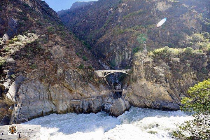 Private Day Tour Tiger Leaping Gorge and Black Dragon Pond from Lijiang