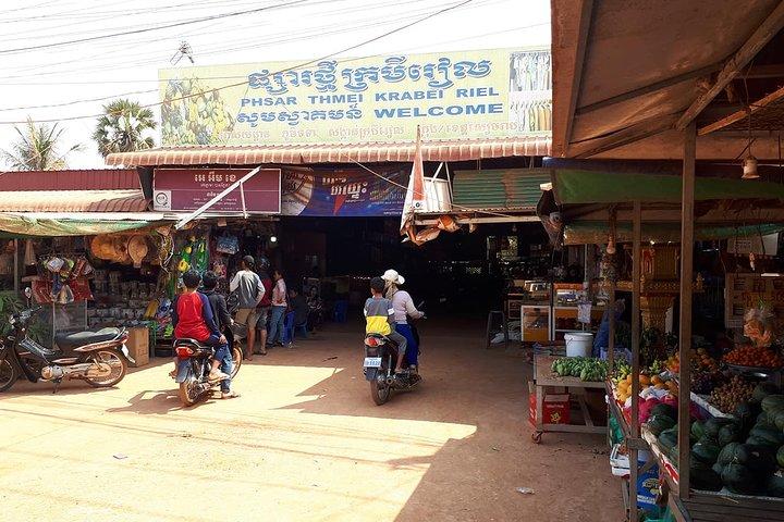 Tuk Tuk Journey: Exploring Rural Life and Silk Farm Craftsmanship