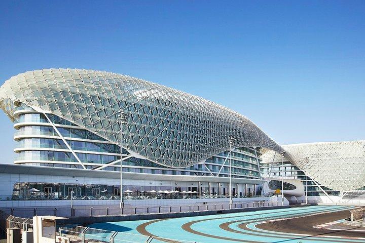 Private Transfer: Dubai Airport DXB to Abu Dhabi in Luxury Van