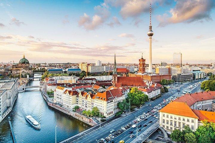 Private Transfer: Brandenburg Airport BER to Berlin in Sedan Car