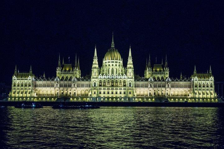 Budapest Night Walking Tour with Danube River Cruise