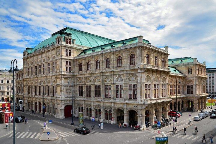 Budapest to Vienna Private Costumizable Day Tour with Lunch
