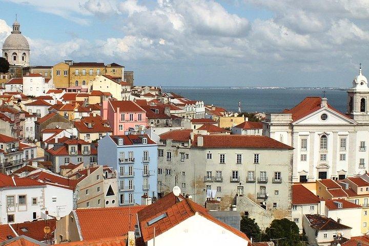 Private ONE WAY arrival OR departure transfer from/to Lisbon AIRPORT - CITY