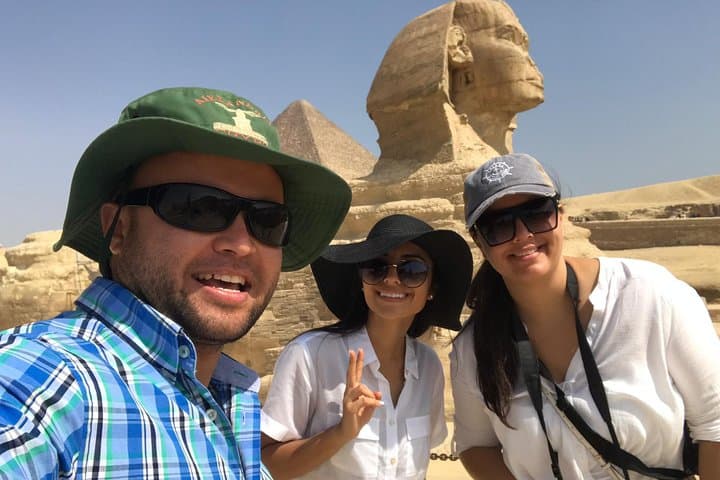 All inclusive Giza Pyramids, Sphinx, GEM Museum, lunch by flight