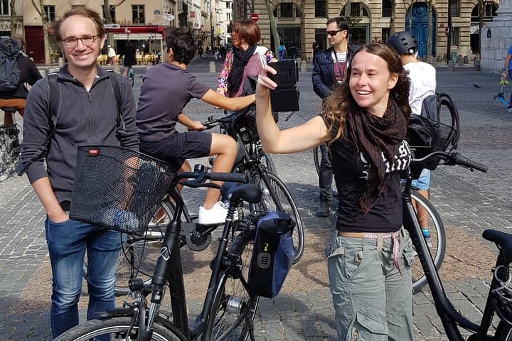 Bike Paris treasures with a live guide - Families & Friends