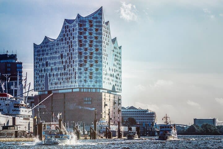 Explore Hamburg's Elbphilharmonie in a playful way - modern and individual