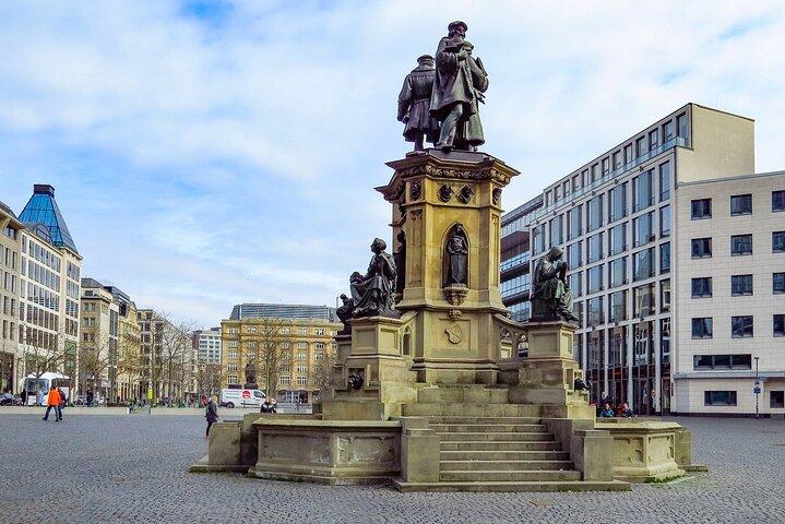 Private tour of the best of Frankfurt - Sightseeing, Food & Culture with a local