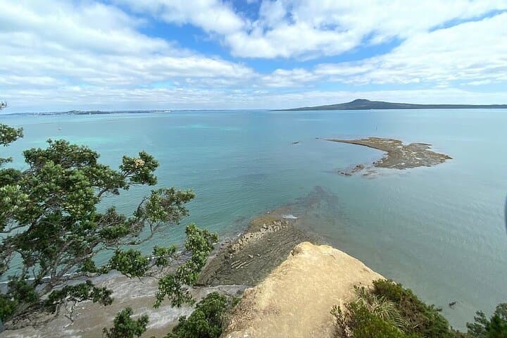Auckland City & West Coast Highlights Tour with Black Sand Beach.