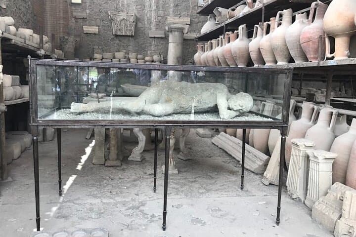Pompeii: Exclusive Tour with an Archaeologist, Max 6 People Group