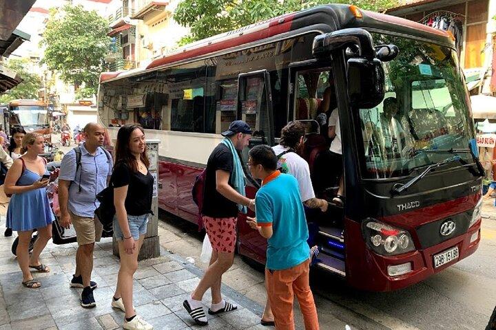 Hanoi: Shopping and Food Market Tour by Motorbike