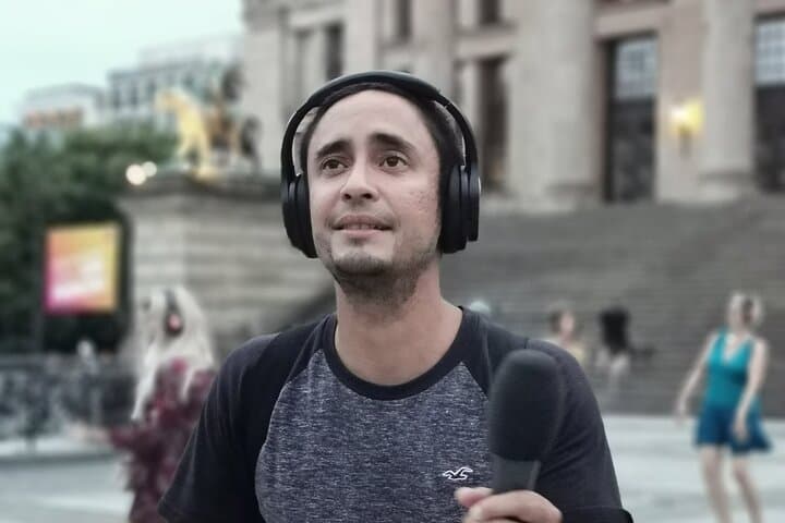 Silent disco through downtown Berlin with flash mobs