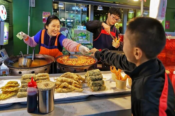 Family Day In Seoul With A Local: Private & Personalized