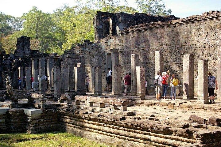 Three major archaeological sites, Angkor Wat Temple, Angkor Thom Temple, Ta Prohm Temple "One-day small turn course"