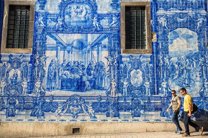 Lisbon Highlights and Secrets Private Walking Tour with Tastings