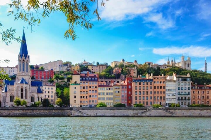 Private Transfer: Port of LYON to Lyon Airport LYS in Luxury Van
