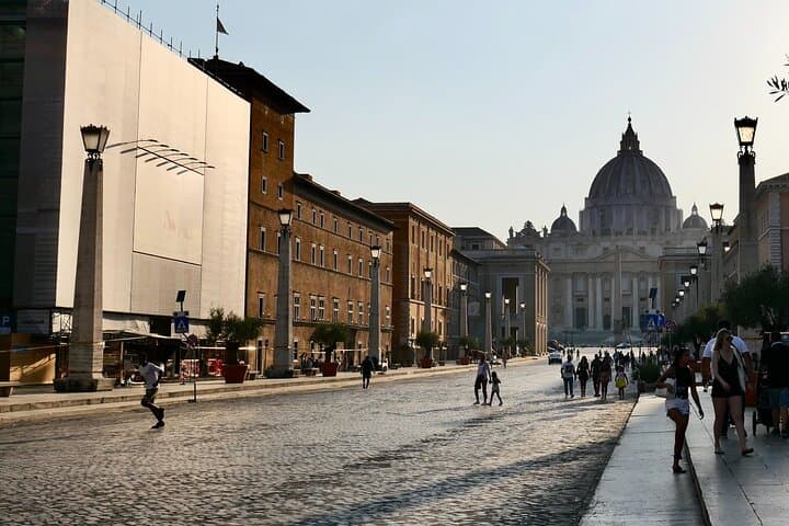 Private Tour of St Peter's Basilica with Dome Climb and Grottoes