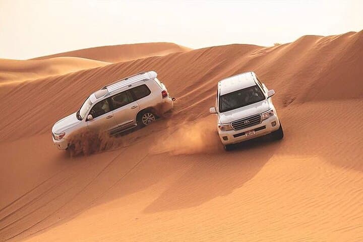 7-hour Small Group 4x4 Desert Safari Tour with Buffet Dinner in Dubai