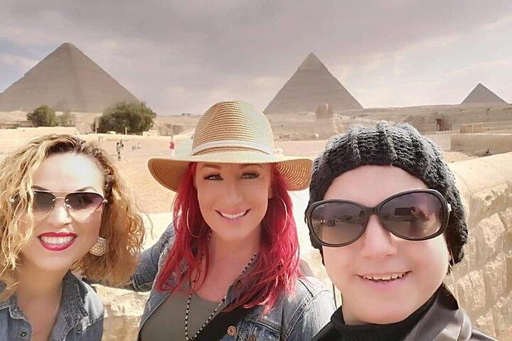 Private Half-Day Guided Tour to Giza pyramids and Sphinx with female guide