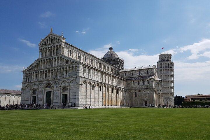 From Florence to Pisa: Half Day tour by Minivan
