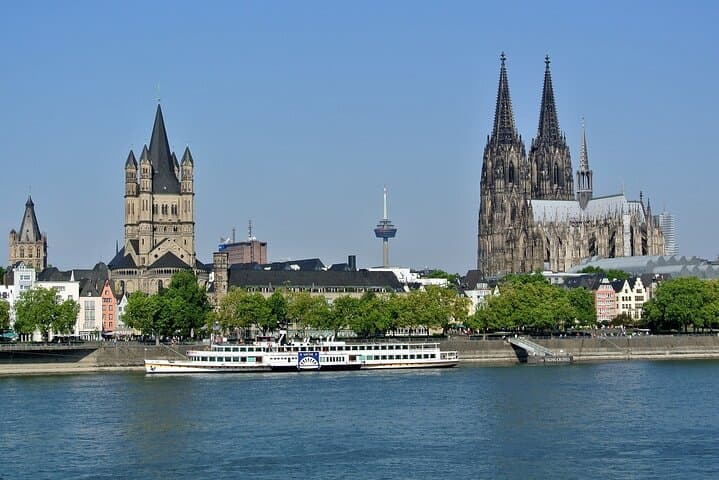 Cologne Private Roundtrip transfer incl. chocolate museum tickets