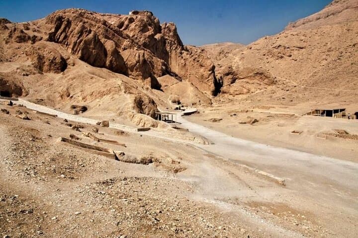 Private Half Day Tour in Valley of the Queen and Habu Temple