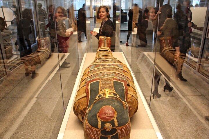 Giza Pyramids, Old Egyptian Museum and Bazaar Private Tour