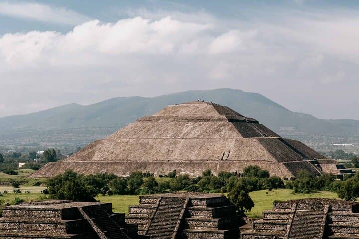 3X1 Teotihuacan, Basilica of Guadalupe, Tlatelolco and Tequila Tour