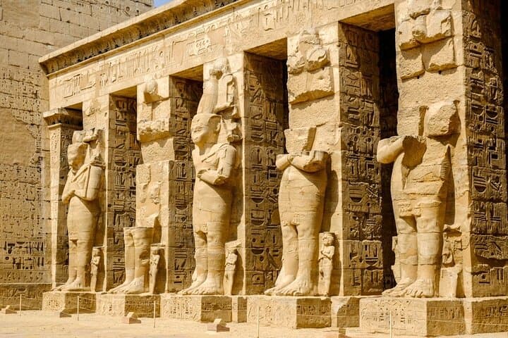 Private Half Day Tour in Valley of the Queen and Habu Temple