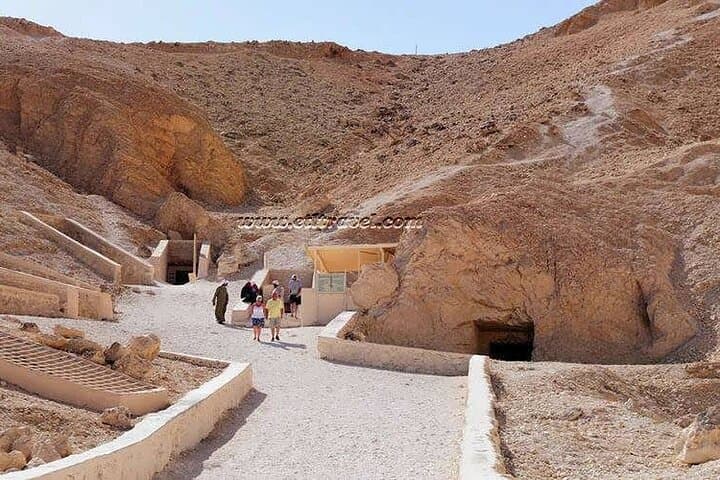 Private Half Day Tour in Valley of the Queen and Habu Temple
