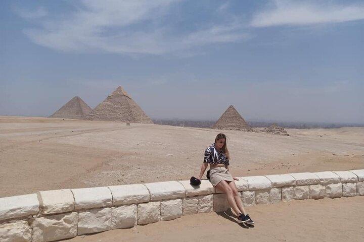 Private Half-Day Guided Tour to Giza pyramids and Sphinx with female guide