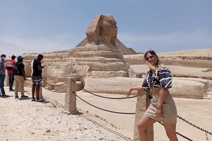 Private Half-Day Guided Tour to Giza pyramids and Sphinx with female guide