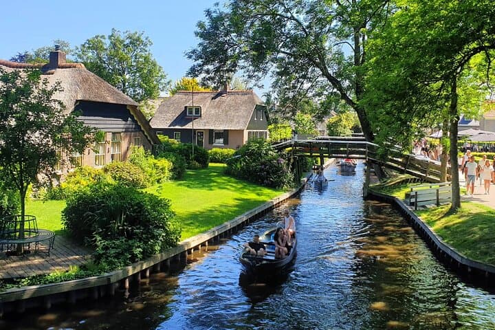 Small Group Giethoorn & Zaanse Schans w/ Pickup & Small Boat