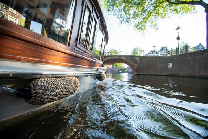 Private Boat Tour Amsterdam - 90 Min incl. welcome drink on historic saloon boat