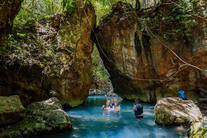 Hiking Tour of La Leona Waterfall with Lunch