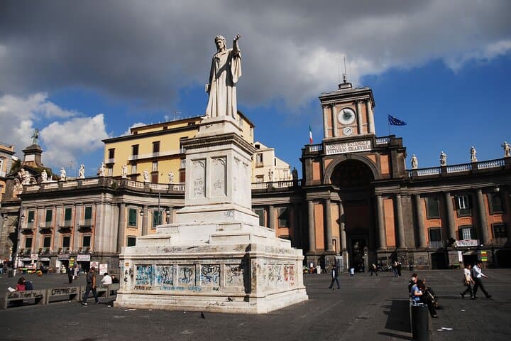 Naples walking tour & Underground Ruins