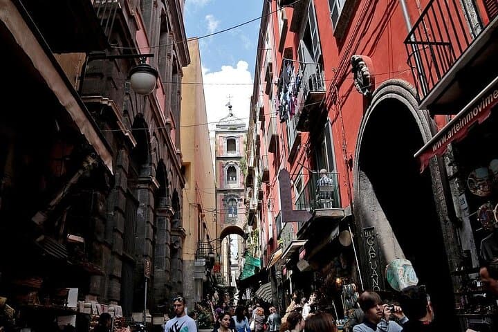 Naples walking tour & Underground Ruins