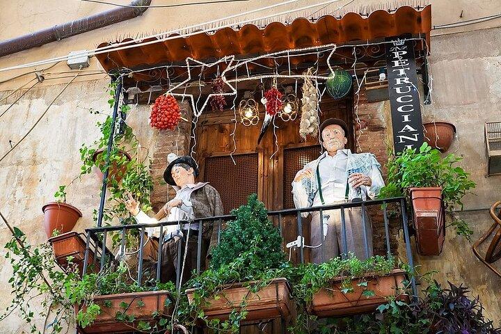 Naples walking tour & Underground Ruins