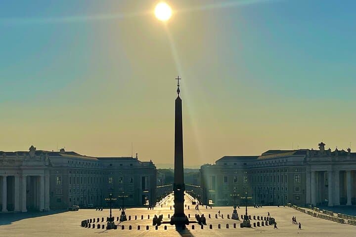 Early Morning St Peter's Basilica with Dome and Crypt Group Tour