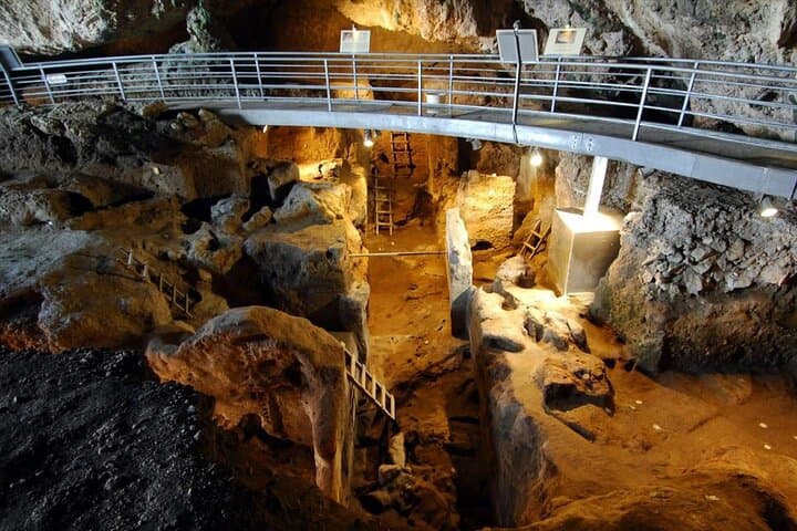 Athens to Meteora monasteries & 130,000bc cave hidden gem, prive