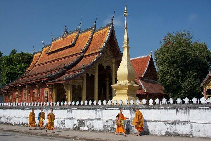 Full-Day Luang Prabang Highlights Tour Including Kuangsi Waterfall