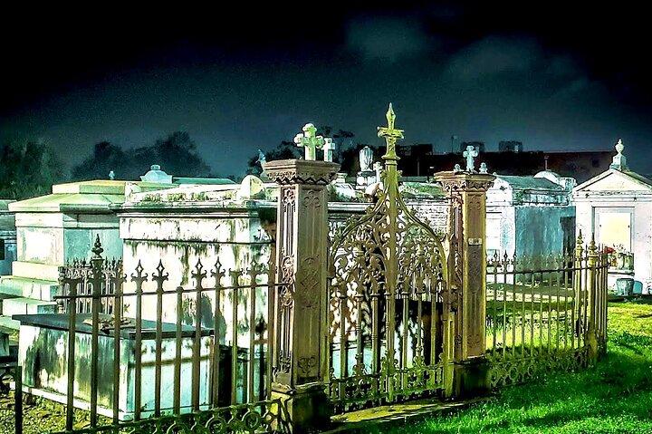 New Orleans Dead of Night Ghosts and Cemetery Bus Tour