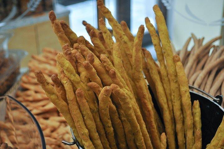 Turin: Sunset Food & Drinks Tour by Do Eat Better