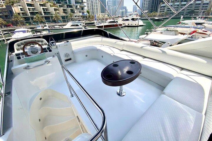Dubai Yacht Tour – Private Luxury Yacht Charter from Dubai Marina