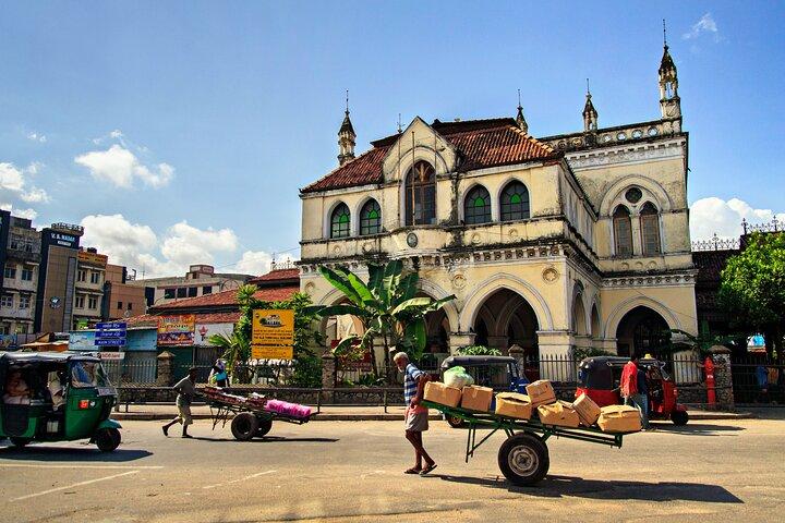 Explore Colombo by Tuk Tuk – All Entry Fees & Food Included