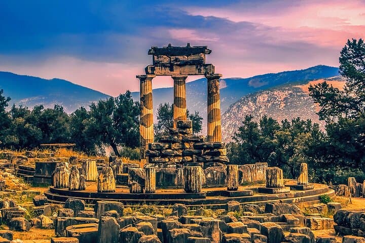 Spiritual Delphi & Thermopylae Battlefield Private Full Day Tour