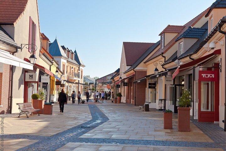 Paris 8-hours VIP Private Sightseeing and Shopping Tour in Paris