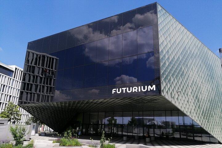 Tour Places of democracy in the government district from Futurium